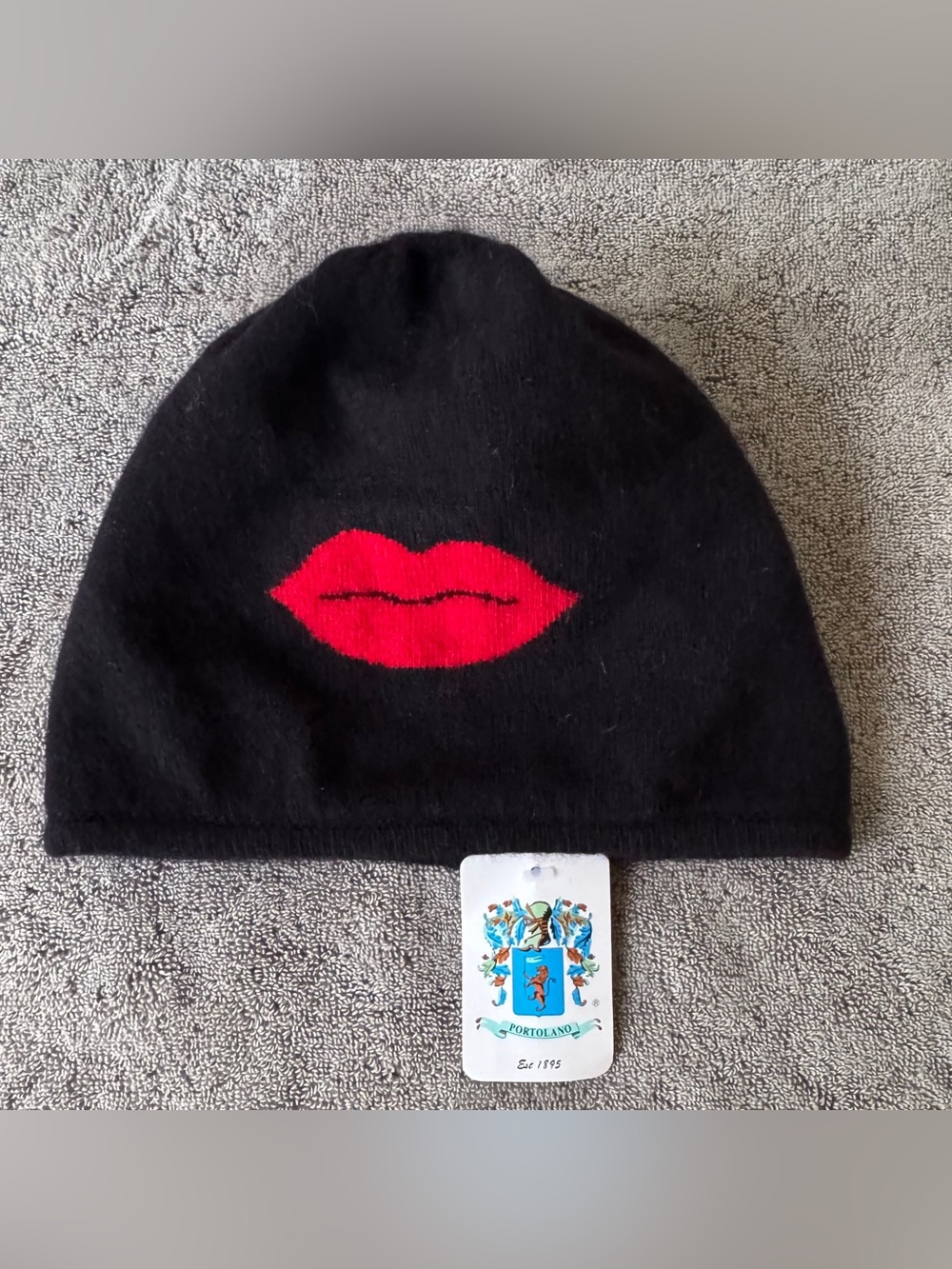 PORTOLANO BEANIE RED LIPS BLACK& RED